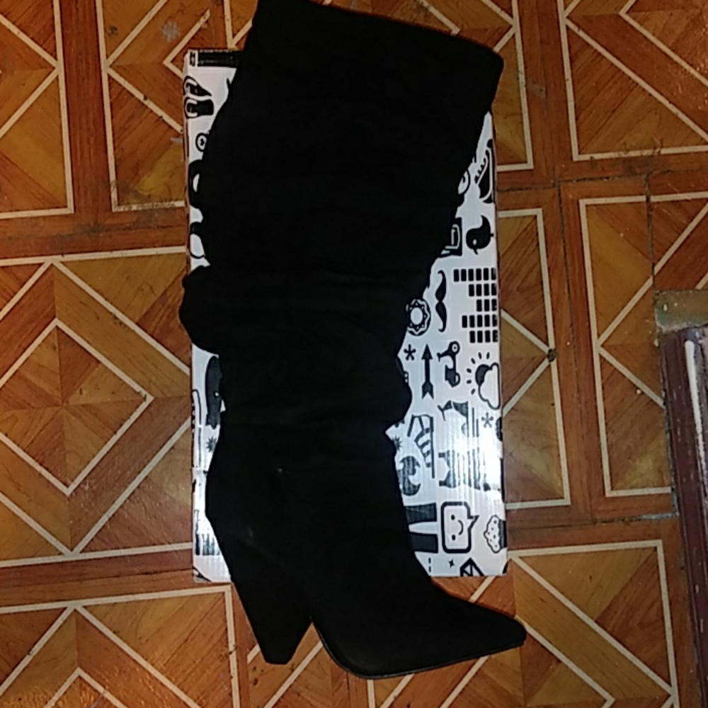Knee boots black three different sizes